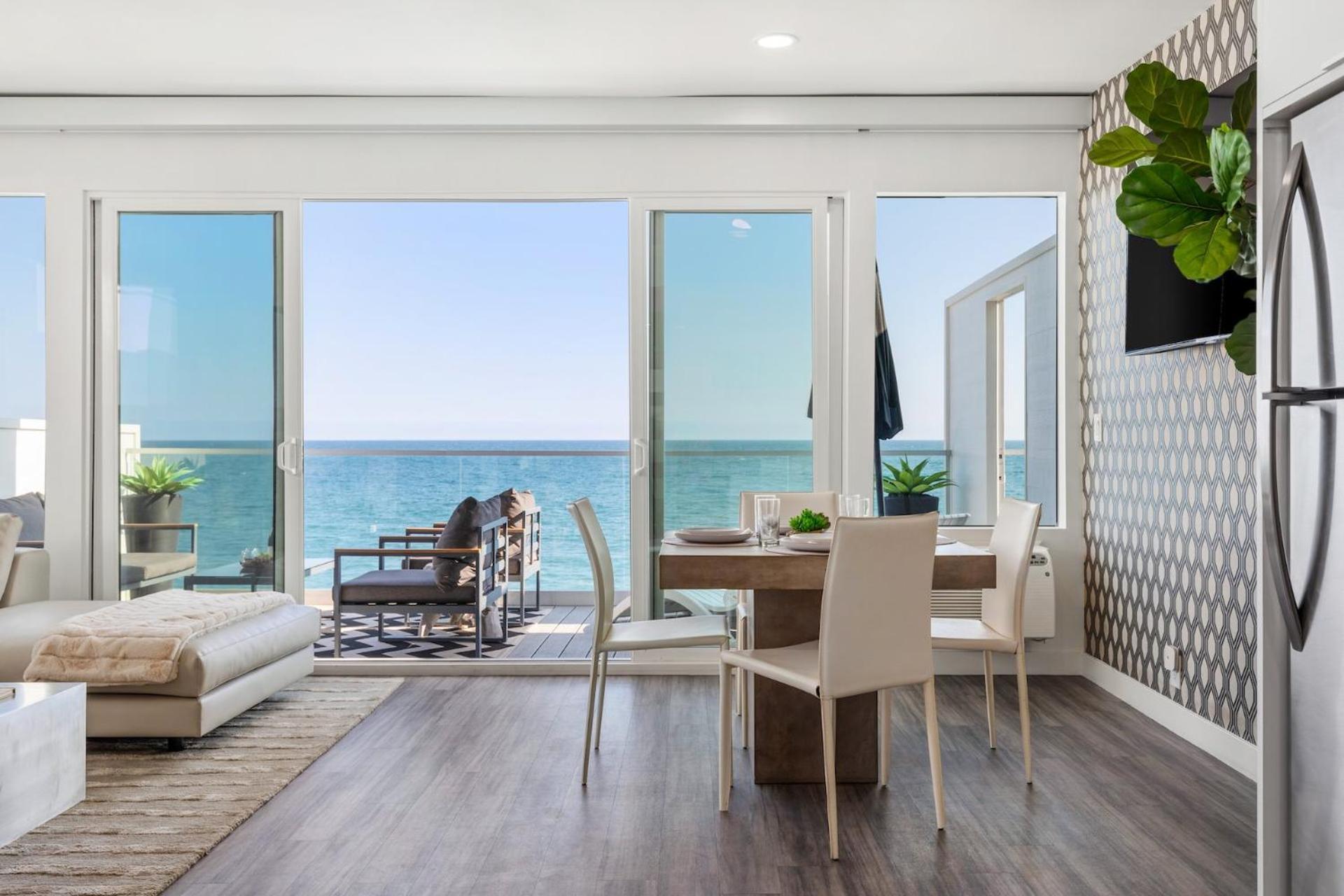 The Malibu 5 - No. 3 - Beachfront 1 Bd W Pvt Balcony Parking Beach Access Apartment Exterior photo